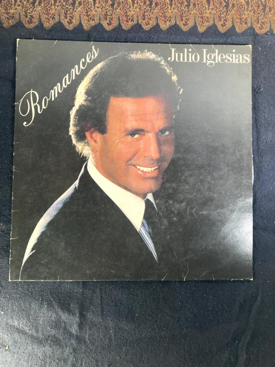 VINIL. Julio Iglesias - Romances (CBS 177.136)