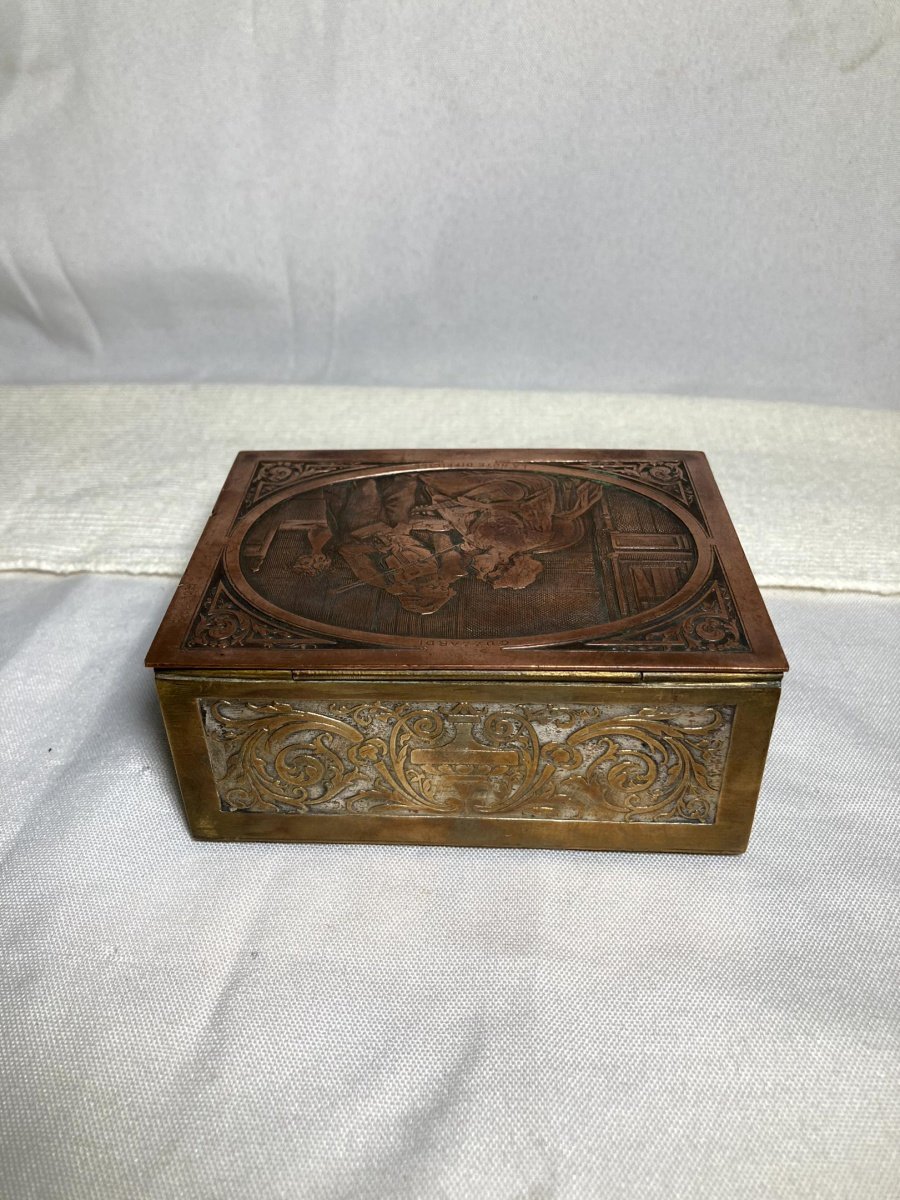 VINTAGE. Caixa retangular, porta jóias em metal dourado, estilo Art Nouveau com Cena galante