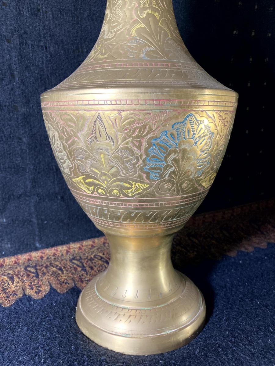 VINTAGE. Garrafa Ornamental em Estilo Oriental em latão Indiano cinzelado - Imagem 2