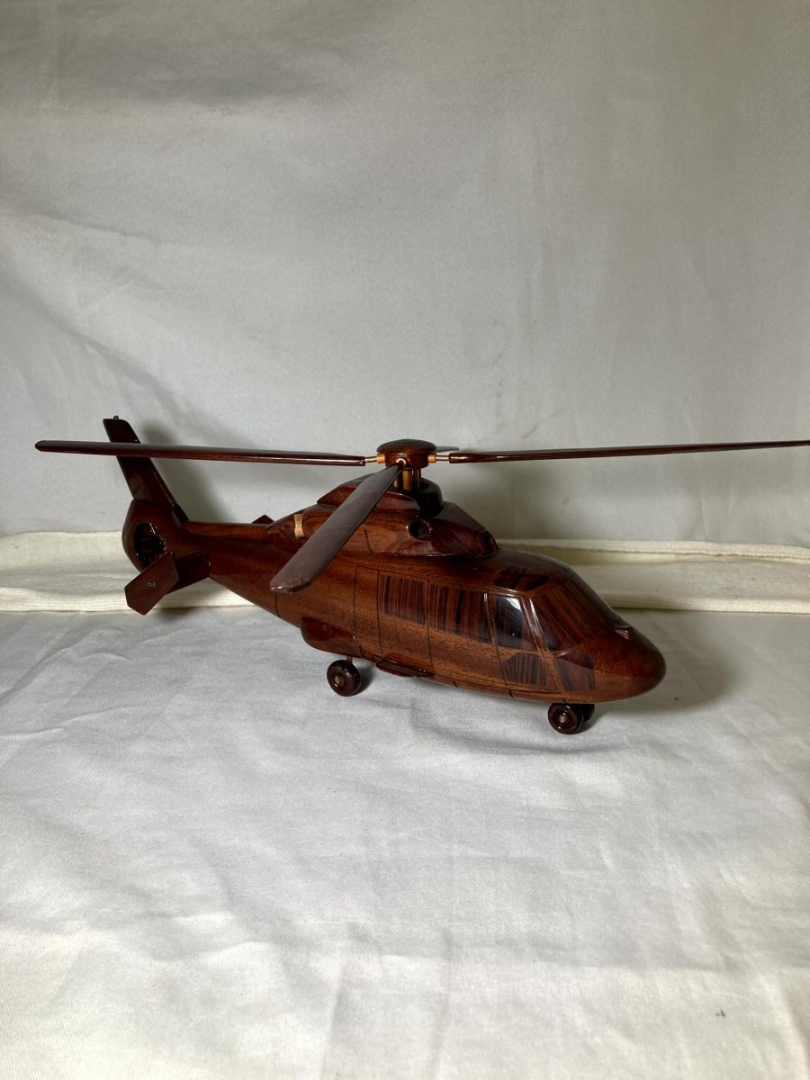 COLECIONÁVEL. Maquete de Helicóptero em Madeira