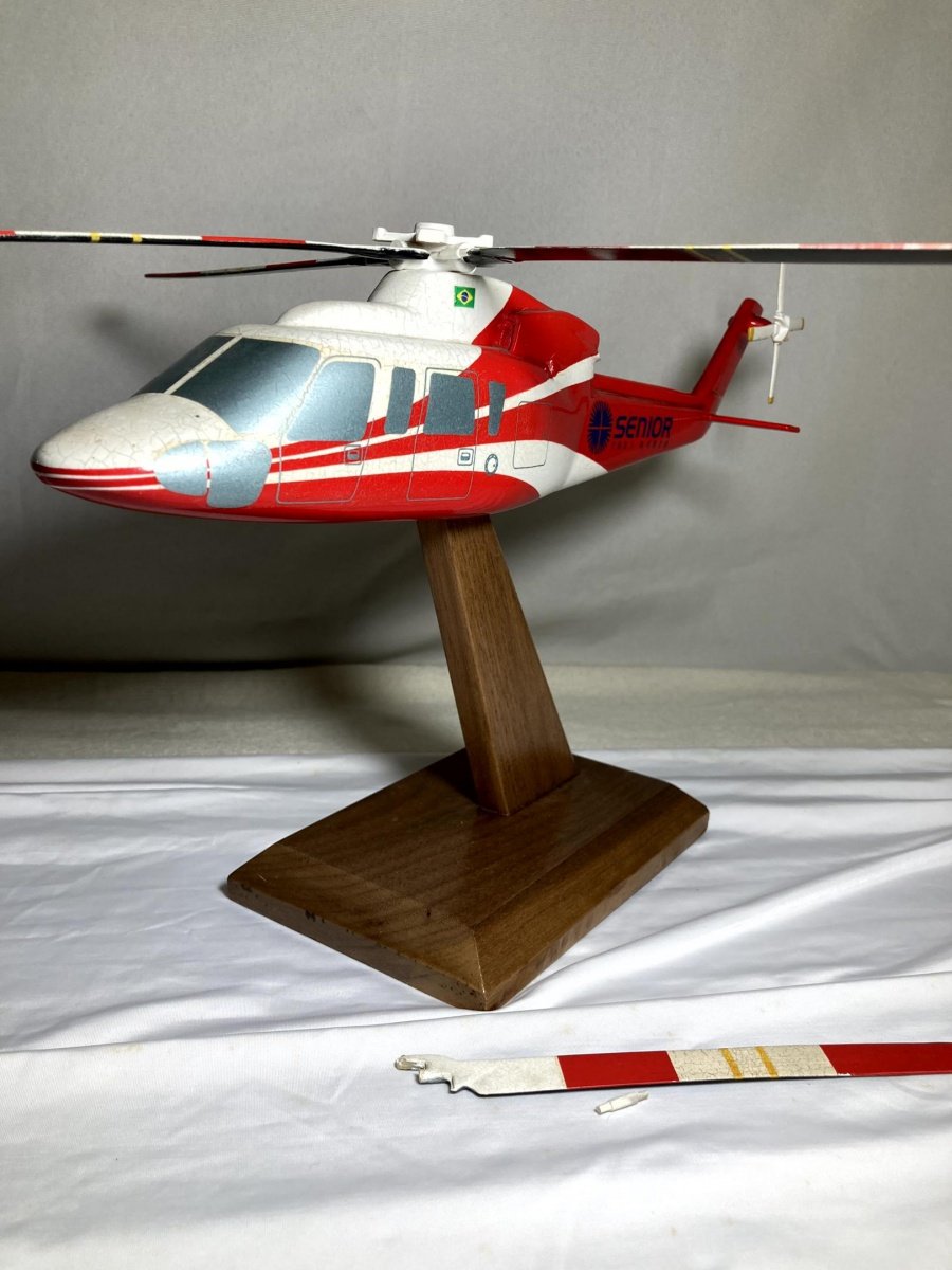 COLECIONÁVEL. Miniatura de Helicóptero Sikorsky S-76 com a Pintura Vermelha e Branca