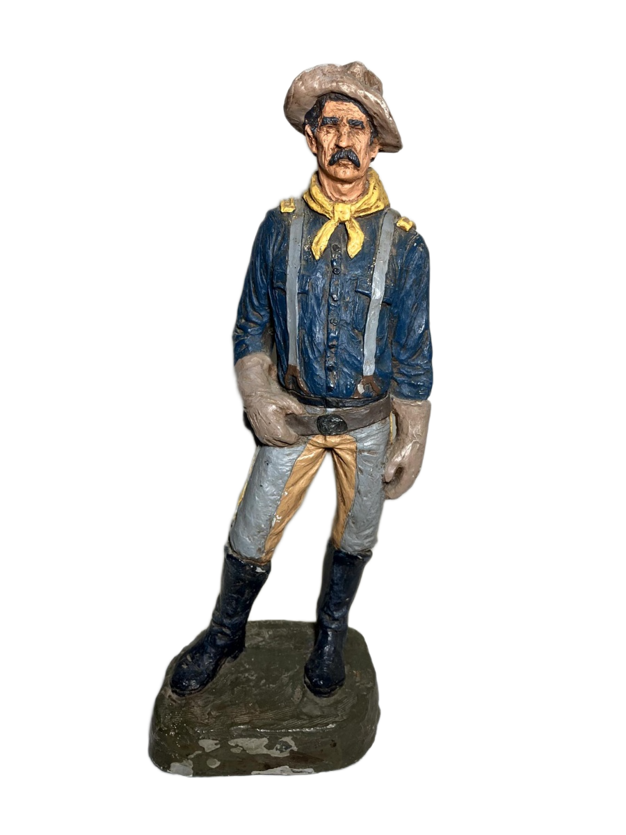 GARMAN. Escultura Realista Representando um Homem com Vestes Tradicionais