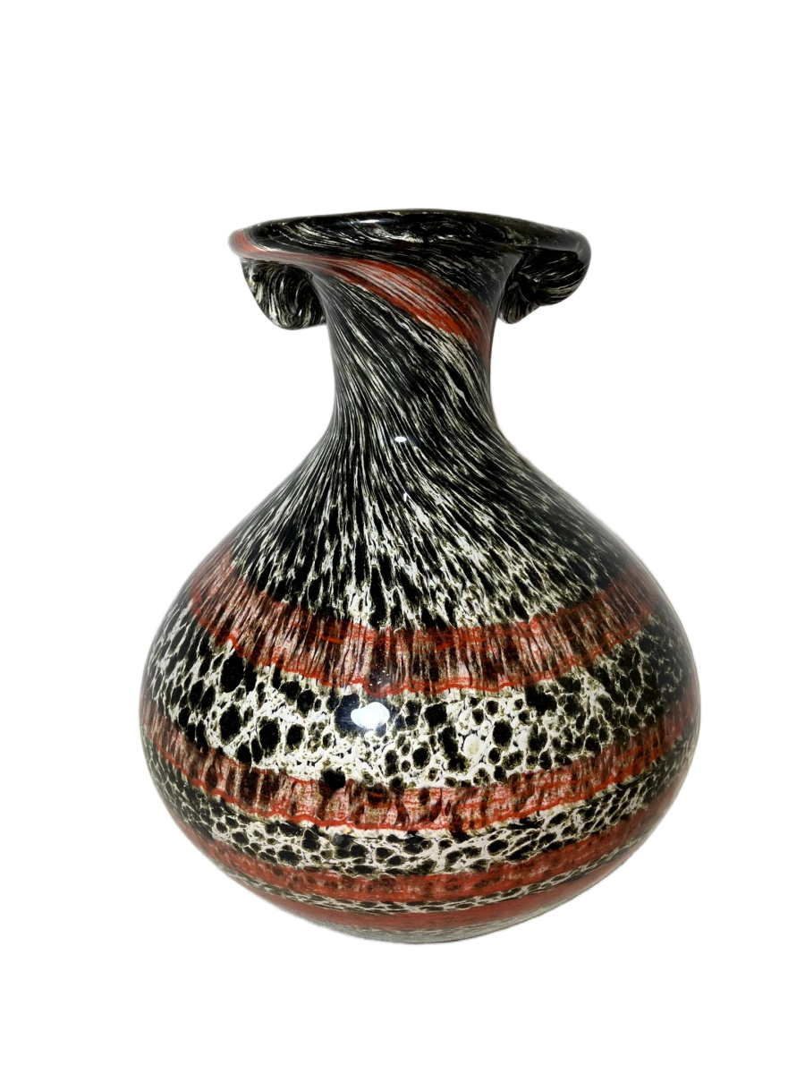 MURANO. Vaso de Bojo Curto e Gargalo Trabalhado em Sopro com Tramas Espiraladas